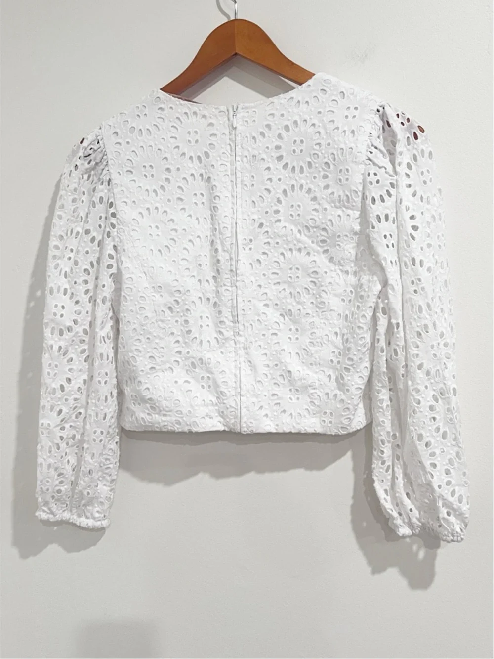 EUC Lilly Pulitzer Roca Resort White Eyelet Ruffle V-Neck Cropped Blouse